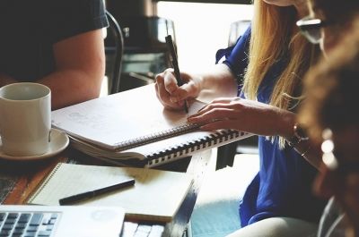 En quoi la traduction joue-t-elle un rôle essentiel dans la communication et la compréhension entre les cultures ?