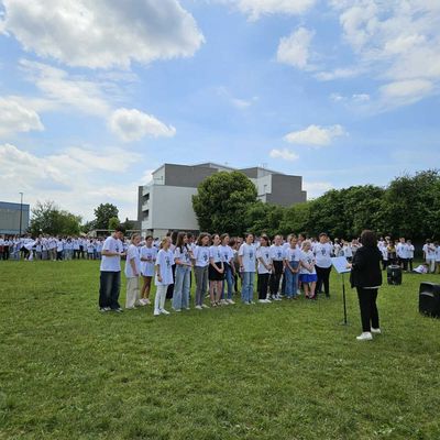 Participation de la chorale à la cérémonie de clôture de notre semaine olympique