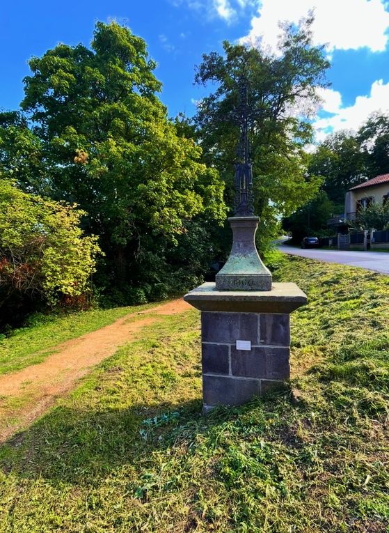 Mercredi 01 octobre 2025 Balade (en date du 27 sept 2025) dans les bois d'Enval jusqu'à la source Marie ,  Initialement exploitée au XIXᵉ siècle pour ses vertus médicinales, La source fut « perdue » vers 1920, puis retrouvée en 1999, Un aménagement (pompe à bras, restauration partielle) a été mis en place après sa redécouverte, le retour harde pour moi mais j'ai poursuivi  au village