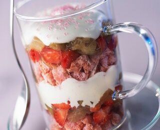 Trifle fraise-rhubarbe au chocolat blanc