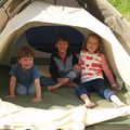 La famille sko sous la tente