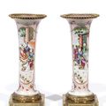 Paire de vases cornets en porcelaine. Chine, XIXe siècle