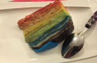 Un gâteau de crêpes arc-en-ciel