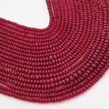 Collier des Indes composé de 18 rangs de petites boules de rubis légèrement en chute montées sur des fils de soie dorés