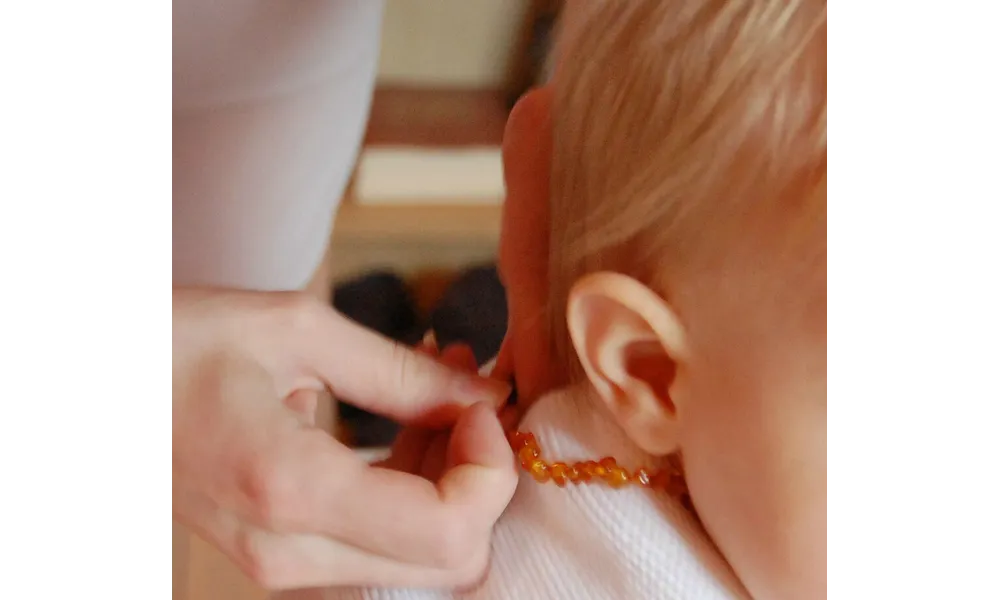 Mettre un collier d'ambre à son bébé : utile ou futile ?