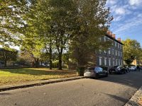 (photo de l'allée familiale, du bâtiment où je logeais avec les anciens habitants et photo de groupe des anciens)