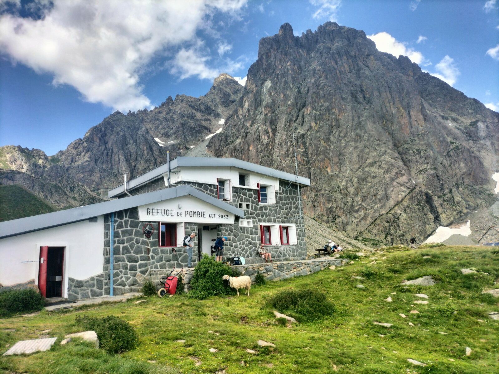 Refuge de Pombie, rando-Pombie-Peyreget, refuge de Pombie et pic du Midi d'Ossau (64)
