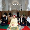 أمير المؤمنين الملك محمد السادس يؤدي صلاة الجمعة بمسجد النيجر بإفران 