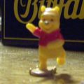 Figurine - Winnie Tenant Sur Un Socle. -