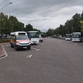 Parking de bus de la gare de Deauville, le 30 juillet 2023