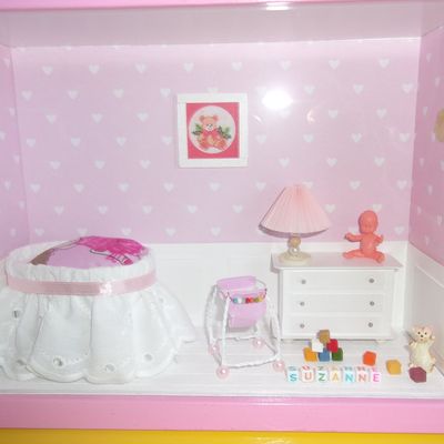 CADRE VITRINE Miniature chambre de bébé