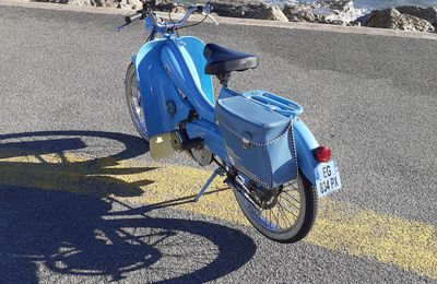 Cannes Palm beach motobecane bleue
