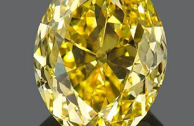 An unmounted fancy colored diamond