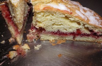 Gâteau léger et moelleux, garni de confiture de framboise