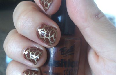 vernis marron chocolat bell + motif plaque XXL E