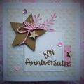 Une carte d'anniversaire rose et craft