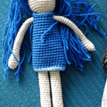 Petite robe bleue de poupée au crochet