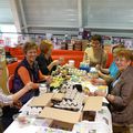 découpage de fleurs en carton d'oeufs avec les copines