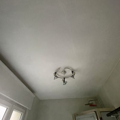 Après le bureau, le plafond de la salle de bains