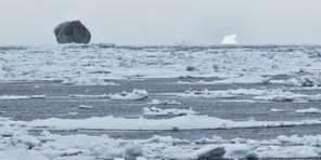 Un rarissime iceberg noir photographié au large du Canada