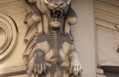 Lion stylisé en forme de dragon, 36 rue d'Assas
