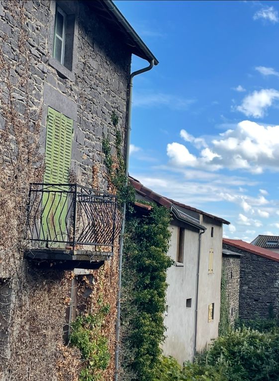 Mercredi 01 octobre 2025 Balade (en date du 27 sept 2025) dans les bois d'Enval jusqu'à la source Marie ,  Initialement exploitée au XIXᵉ siècle pour ses vertus médicinales, La source fut « perdue » vers 1920, puis retrouvée en 1999, Un aménagement (pompe à bras, restauration partielle) a été mis en place après sa redécouverte, le retour harde pour moi mais j'ai poursuivi  au village