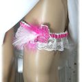 Jarretière de mariée dentelle papillon plumes fuchsia blanc strass