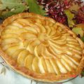 tarte feuilletée aux pruneaux, lard fumé et pommes