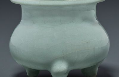 A small Jun tripod censer, Song-Yuan dynasty (960-1366)