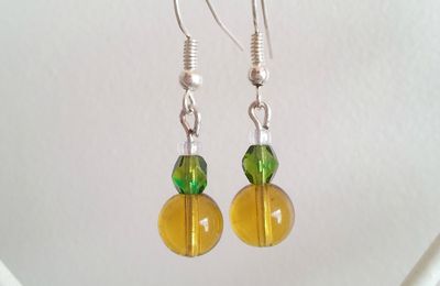 Boucles d'oreille pendantes en perles blanches, vertes, jaunes