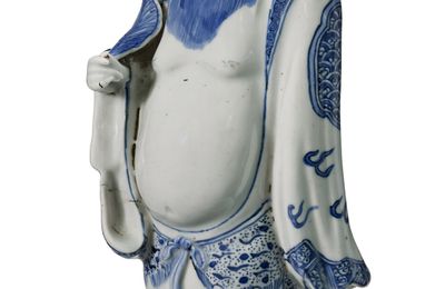 A blue and white figure of a standing Immortal, Wanli period (1573-1620)