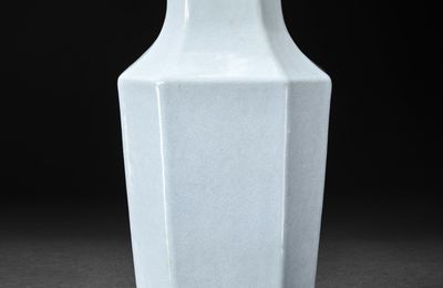 A rare Ru-type faceted vase, Qianlong seal mark in underglaze blue and of the period (1736-1795)