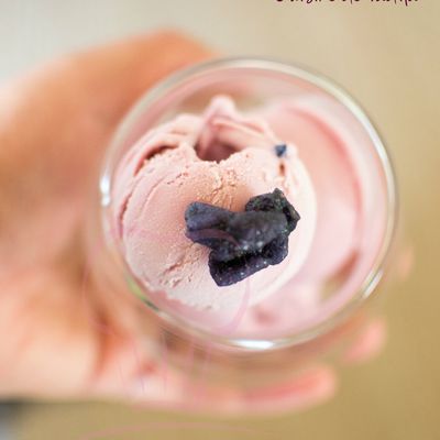 Crème glacée à la violette ( pâte de violette) 