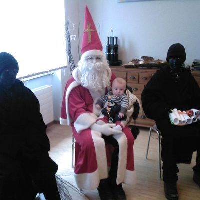 Joan sur les genoux de st nicolas