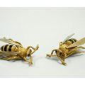 Hermès. Paire de clips en or à motif d'abeilles rehaussées d'onyx