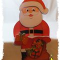 cARTe pupitre : le Père Noël fait une pause avant de livrer les paquets cadeaux...
