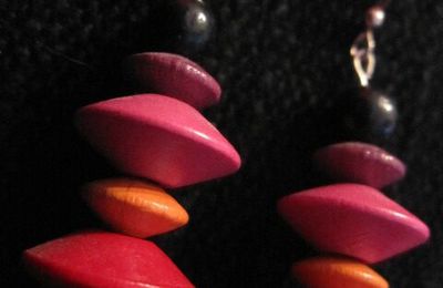 B.O. pendantes, disques de bois multicolores.