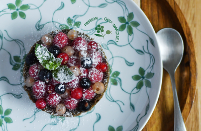 TARTELETTES NOISETTE-CRÈME DE SÉSAME NOIR, CRÈME AU CITRON & FRUITS ROUGES