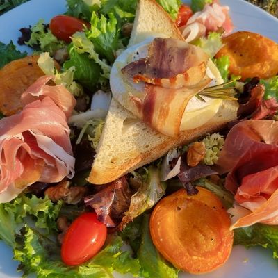 Salade au rocamadour lardé, tomates et abricots rôtis.