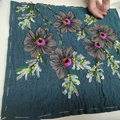 Reprise du patchwork : travail de Nadine, pages de broderies de Françoise,Yolaine et Sarah