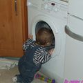 Un tag photo: Baptiste et son grand copain le lave-linge