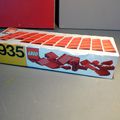 Lego, la boîte 935 de tuiles rouges de début 70 ! Un set basique Lego assez peu courant dans cette présentation...