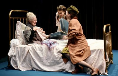 Les petites bêtes : Le conte iceberg de Delphine Théodore qui brise le cercle vicieux de l’amour filial - Théâtre 13 (Paris)