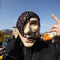2011-S22 - Masque 5 - après le G8- masques, ONG et politique