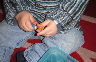 Jouer avec des pinces à linges