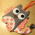 Doudou attache tétine hibou gris orange blanc