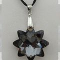 Pendentif Fleur Avah Crystal Facetté Gris Noir Avec Cordon Coton Soie Noir