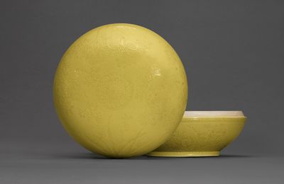 A yellow-enamelled incised 'floral' circular box and cover, Guangxu period (1875-1908), Tihedian Zhi mark