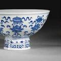 Coupe à pied en porcelaine bleu blanc. Chine, dynastie Qing, marque à six caractères en cachet et époque Qianlong (1736-1795)