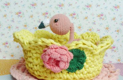 Crochet ~ Flamant rose et corbeille fleurie ♥ partenariat Creavea fête ses 15 ans!